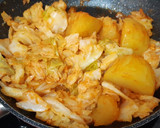 Foto del paso 6 de la receta: Chuleta de Sajonia a la plancha con repollo y patata rehogados
