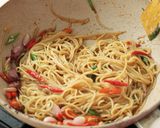 Foto langkah ke 5 dari resep Spaghetti Oriental Devina Hermawan.