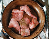 Foto del paso 1 de la receta: Conejo troceado con verduritas y tomate