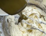 Foto langkah ke 2 dari resep Pistachio Basque Cheesecake.