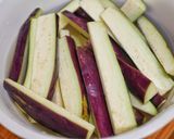 Foto langkah ke 1 dari resep Terong Kukus Cabe Bawang Siram Saus Tiram.