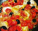 Foto del passaggio 5 della ricetta Petto di pollo speziato con pomodorini, olive e pinoli tostati