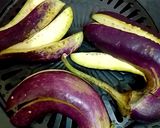 Foto langkah ke 2 dari resep Pecak Terong Bakar Kuah Santan.