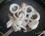 รูปขั้นตอนการทำที่ 1 ของ ข้าวราดหมึกผัดกะเพราถั่วฝักยาว
