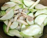 Hình bước làm 2 của món Mướp Xào Nấm Dai