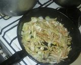 Foto del paso 1 de la receta: Arroz con crema choclo y cebolla