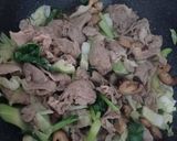 รูปขั้นตอนการทำที่ 5 ของ บะหมี่ผักผัดหมูสไลซ์
