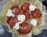 Foto del paso 2 de la receta: Tarta de cebolletas con lomo ahumado y queso mascarpone