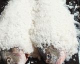 Foto del paso 4 de la receta: Dorada a la sal con cebolla y longaniza