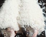 Foto del paso 4 de la receta: Dorada a la sal con cebolla y longaniza