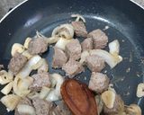 Foto langkah ke 3 dari resep Simple Wagyu Saikoro Steak and Mushroom Sauce 🍖.