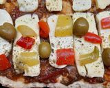 Foto del paso 4 de la receta: Pizza con ajíes y morrones en vinagre