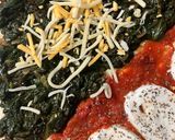 Foto del paso 10 de la receta: Pizza listada con tres tops: espinacas, quesos, y tomate