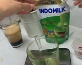 Foto langkah ke 2 dari resep Strawberry matcha latte.
