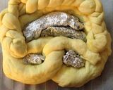 Hình bước làm 8 của món Neujahrsbretzel (German New Year's Pretzel)