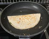 Foto langkah ke 8 dari resep Chicken Quesadilla.