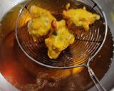 उडीद डाळ, बटाटे, गाजर पकोडे (Urid Dal Batata Gajar Pakode Recipe In Marathi) रेसिपी स्टेप 7 फोटो 