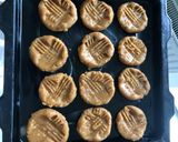 Foto langkah ke 2 dari resep Peanut butter cookies (3 bahan).