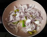 A picture of step 4 of Pichi Potta Chicken (Shredded Chicken Curry).