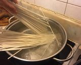 Hình bước làm 2 của món Mì udon xào cải bó xôi