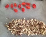 Foto del passaggio 1 della ricetta Tonno scottato con salsa di lamponi, verdure, e terra di mollica e olive taggiasche
