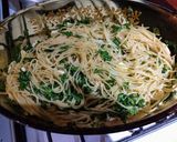 Foto del paso 5 de la receta: Muslos en hierbas y champiñones con fideos al ajo y perejil
