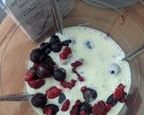 A picture of step 1 of Cocoa covered Berry & Sunflower seeds smoothie.