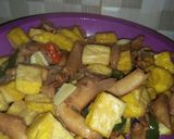 Foto langkah ke 3 dari resep Tumis Cumi Asin Tahu Kuning.