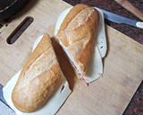 Foto del paso 4 de la receta: Bocadillo de lomo adobado con pimiento, cebolla y queso