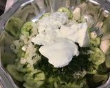 Une image de l'étape 9 de Salade de concombre et radis noir au skyr et ciboulette.