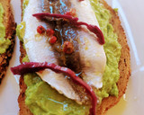 Foto del paso 4 de la receta: Tostas de aguacate con sardinas marinadas a los 2 cítricos