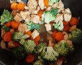 Foto del paso 4 de la receta: Pollo con brócoli y zanahoria