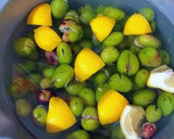 Foto del paso 5 de la receta: Aceitunas gordales en un aliño de hierbas aromáticas infusionada