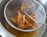 Foto del paso 2 de la receta: Fideos fritos con gambas y alioli de piquillos