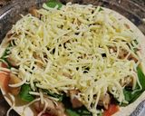 Foto del paso 3 de la receta: Pizzeta de pollo, quesos, jamón y espinacas con base de tortitas