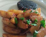 Foto del paso 4 de la receta: Papas veganas encebolladas con medallón sabor morcilla