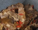 Foto del paso 5 de la receta: Bifecitos de Roast beef a la criolla - A la olla. Se desarman!