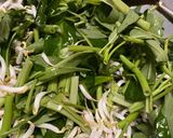 Foto langkah ke 3 dari resep Urab kangkung toge.