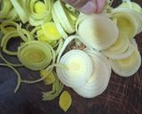 Foto del paso 1 de la receta: Salsa liviana de puerros y queso crema light