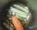 Foto del paso 1 de la receta: Sopa de zanahoria, apio y cebolla
