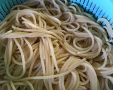 Gambar langkah 1 resipi Spaghetti Prawn Aglio Olio (Italy).
