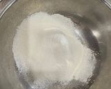 Hình bước làm 2 của món Bánh bông lan castella chà bông sốt dầu trứng