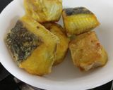 Foto langkah ke 4 dari resep Ikan pari masak kuning daun seledri.