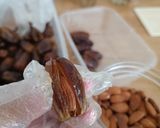Foto langkah ke 2 dari resep Kurma Coklat isi Almond.