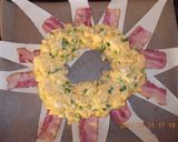 Sajtos-tojásos-baconös tésztakoszorú recept fázis 15 fotója