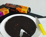 A picture of step 2 of Bourbon Biscuits cake.