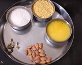 मूंग दाल शीरा (moong dal sheera recipe in hindi) रेसिपी चरण 1 फोटो