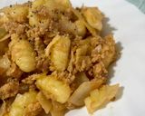 Foto del passaggio 4 della ricetta Gnocchi con cavolo cappuccio e macinato di soia