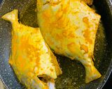 Hình bước làm 3 của món Cá chim biển trắng chiên nghệ và canh hầm đậu củ quả