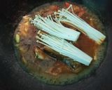 Foto langkah ke 3 dari resep Tumis sarden enoki.